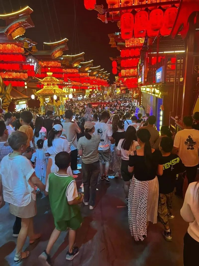 6月22日，天山明月城内人头攒动，热闹非凡。