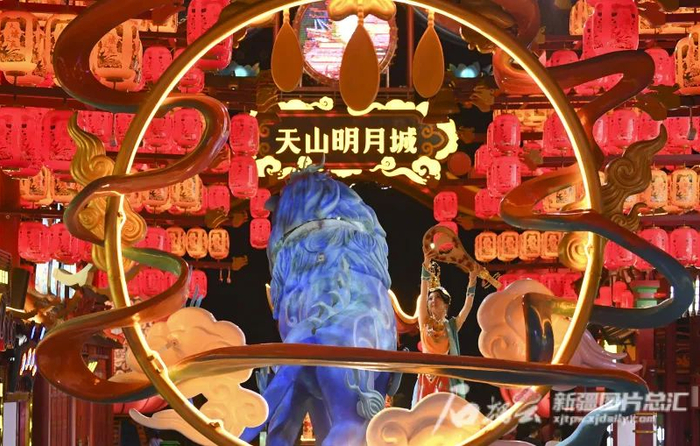 6月22日，演员在天山明月城街区表演舞蹈。