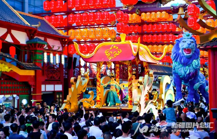 6月22日，游客在天山明月城街区观看舞蹈表演。