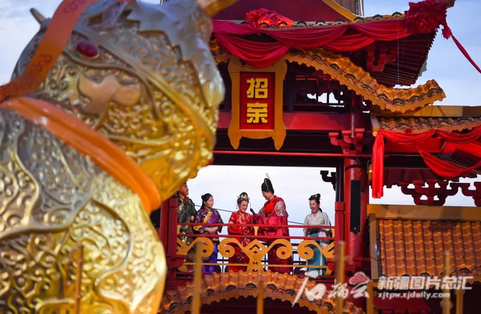 6月22日，演员在天山明月城招亲广场表演节目。