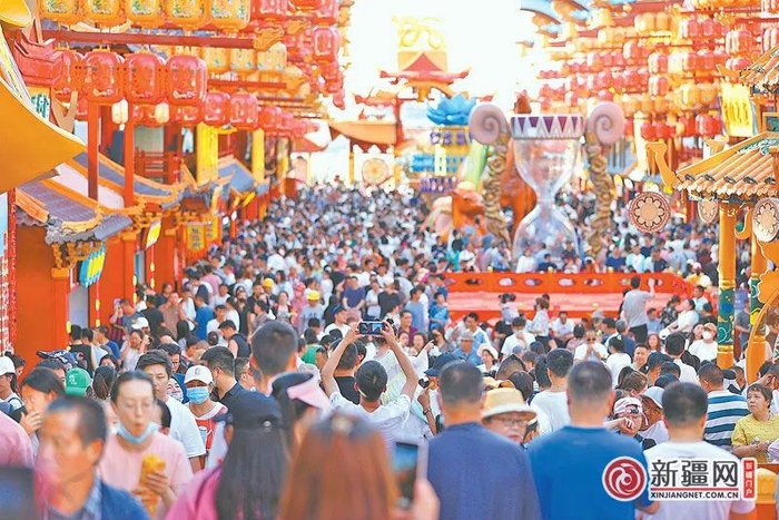 6月22日，天山明月城开城，游客们沉浸式体验汉唐风情。乌鲁木齐晚报全媒体记者石磊摄