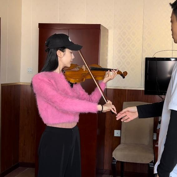 为了演好贺红玲这个角色，曹斐然专门学习了小提琴。  受访者供图