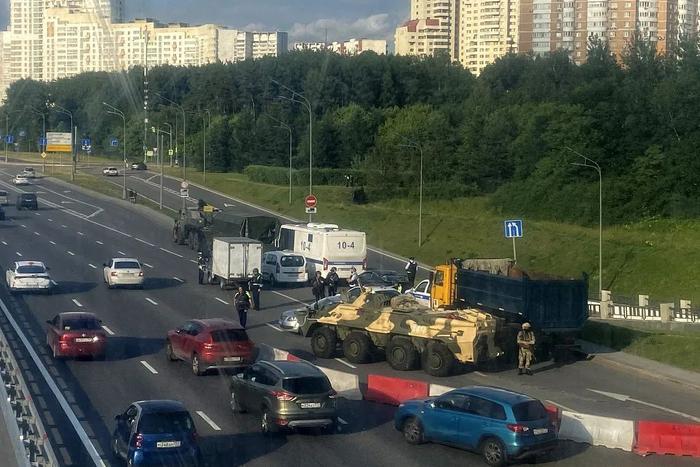 当地时间2023年6月24日，通往莫斯科的部分高速公路被封锁。图/视觉中国