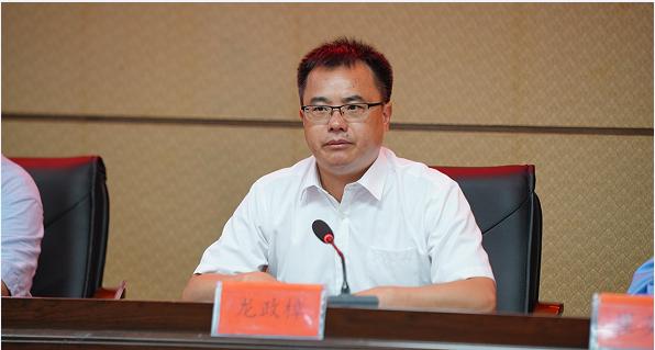 锦屏县教育科技局党组书记、局长龙政樟