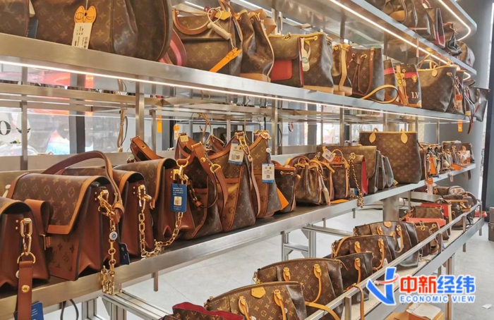 胖虎北京三里屯旗舰店内陈列的商品 中新经纬 赵佳然 摄