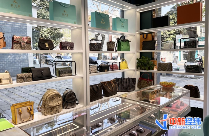 帅凝风的二奢店 受访者供图