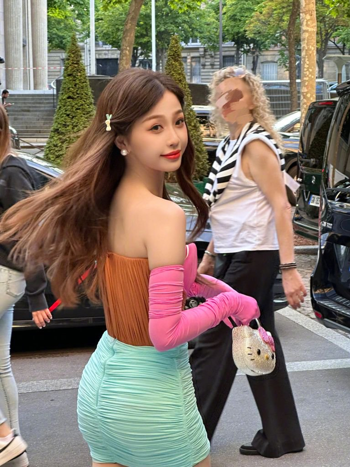 夏日软糖look虞书欣粉色系穿搭手拎凯蒂猫包包太甜啦