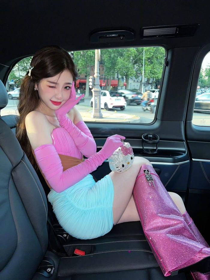 夏日软糖look虞书欣粉色系穿搭手拎凯蒂猫包包太甜啦
