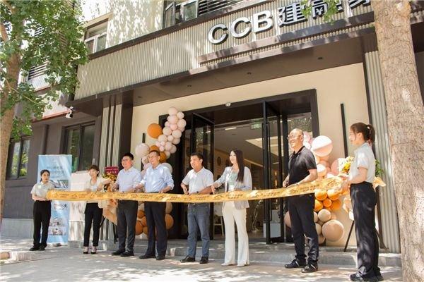 图:现场嘉宾为CCB建融家园-延静里店开业剪彩