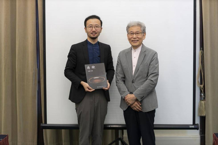 人间国宝室濑和美先生（右）为中国匠人代表范建军先生（左）等参会工匠和学者们赠送图书《莳绘》