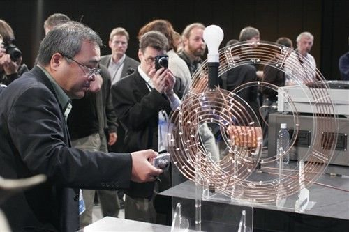 （英特尔在美国IDF上展示无线共振能量链接（WREL）技术图源网络）