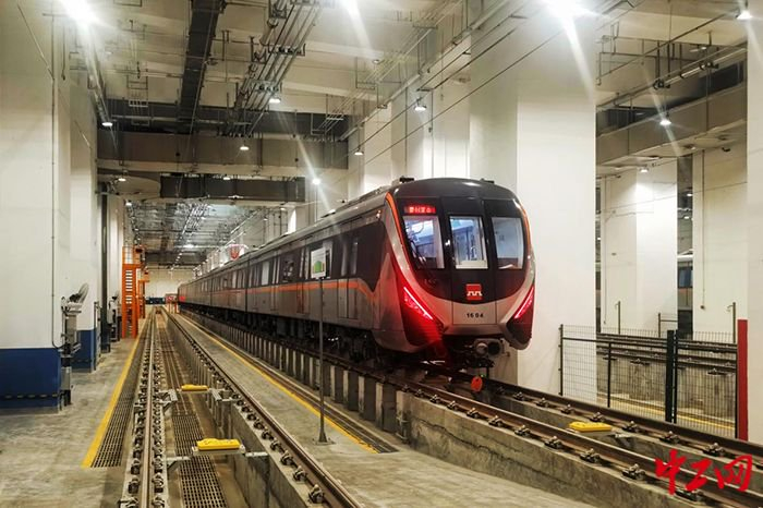 2023年6月18日，中国中铁电气化局承建的西安地铁16号线，列车在沙河滩车辆基地蓄势待发。马超 摄