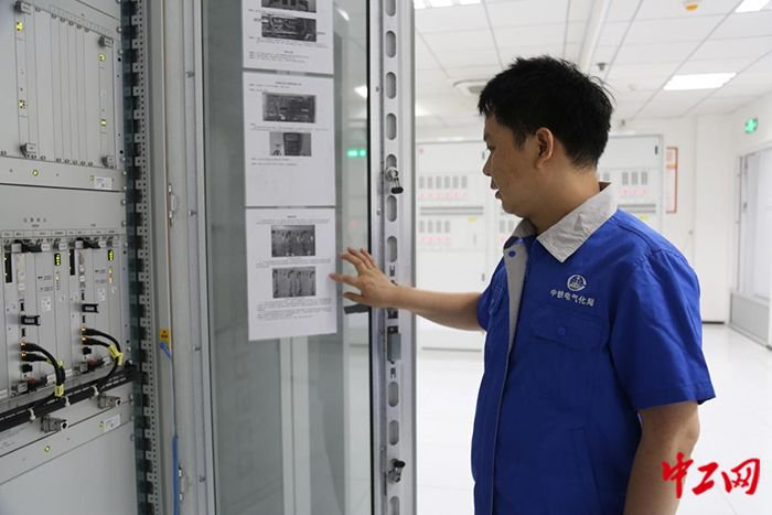 2023年6月16日，在西安地铁16号线一期车辆段，中国中铁电气化局项目总工程师王强在信号设备室进行日常巡检。韩新毅 摄