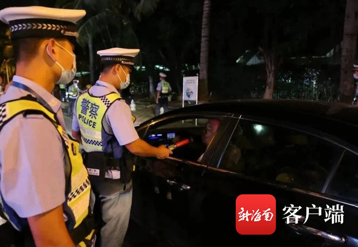 交警查酒驾现场。海南交警提供图片