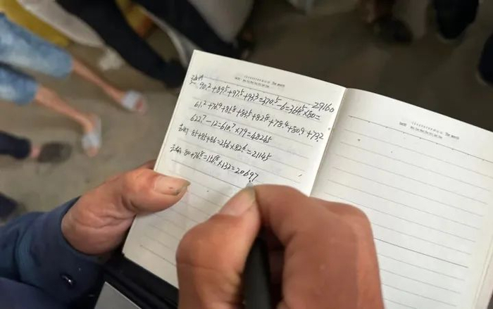 磐安药农正在记录药材交易收益。 