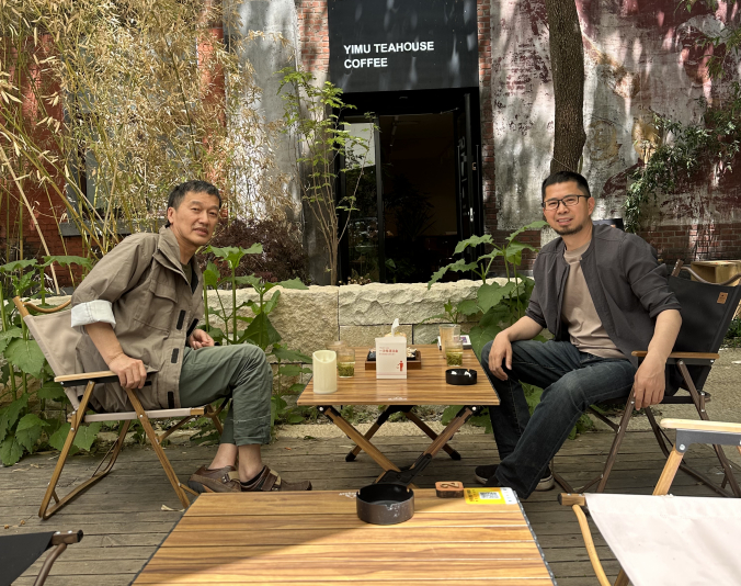 茶舍里以茶会友的邹裕波（受访者供图）