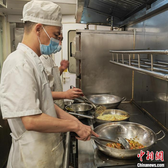 杨志文正在列车上准备餐食广九客运段 供图