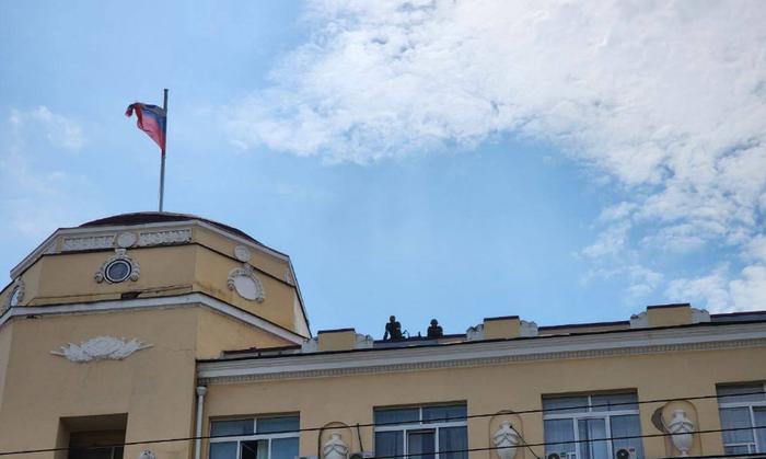 俄罗斯南部军区指挥部大楼屋顶上出现瓦格纳集团的士兵（图片来源：俄新社）
