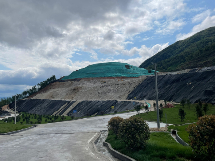 （白水洞含锂瓷土矿现场，该矿花桥锂业开发，其背后是国轩高科与永兴材料。财联社记者摄）