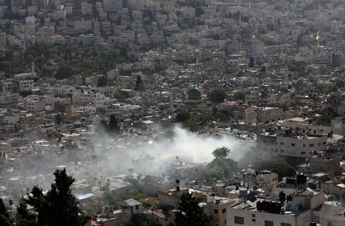5月4日,约旦河西岸城市纳布卢斯一处房屋在被以色列军队突袭时升起
