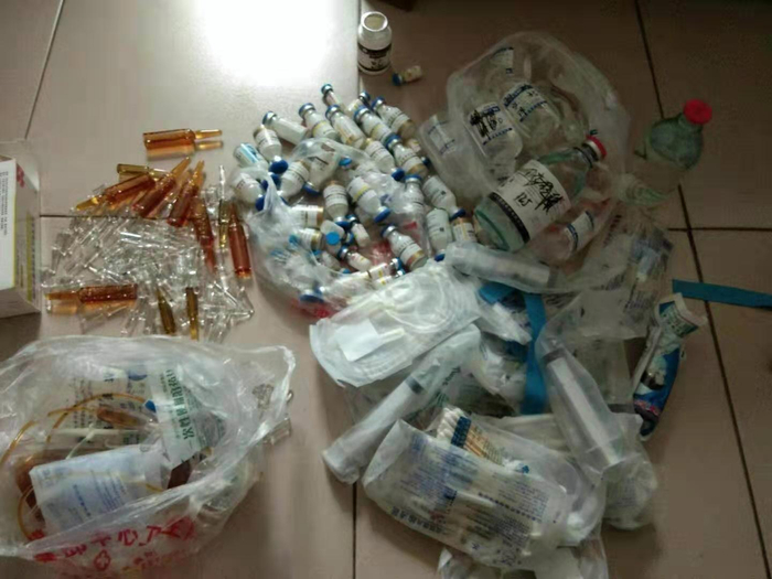 ↑家中发现大量药品