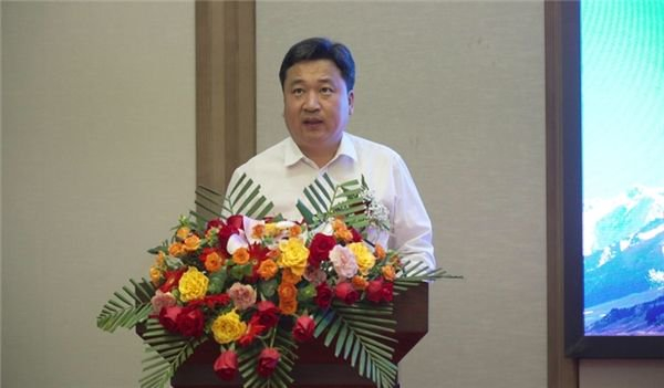 昭苏县委副书记,县长阿比连·阿布力海依尔在新闻发布会上,向与会嘉宾