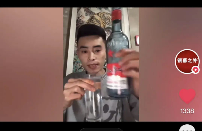 黄中原在短视频中展示快速喝下一杯白酒。