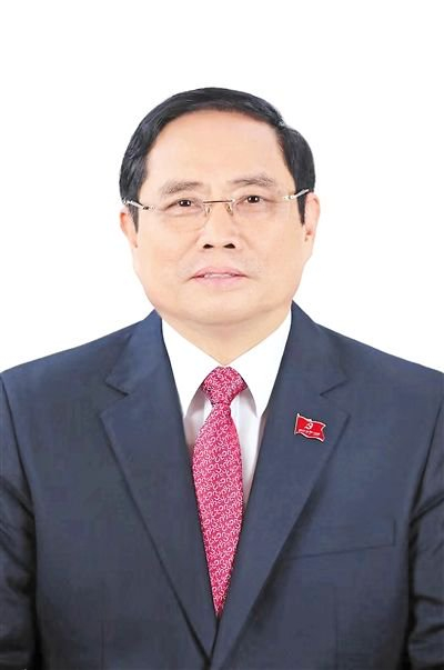 历任越南公安部副部长,广宁省委书记,越共中央组织部副