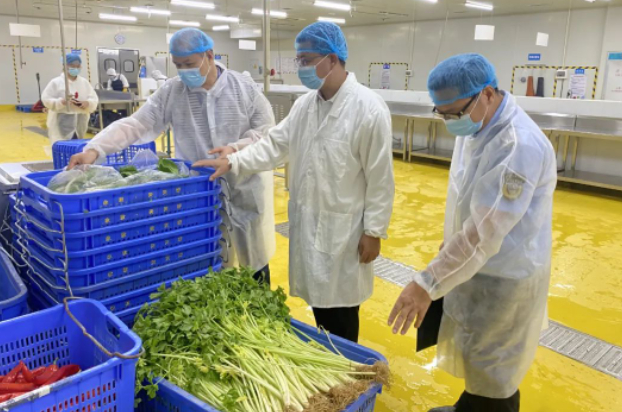 曲江区市场监管局执法人员对中考考点食堂食材配送企业进行监督检查。