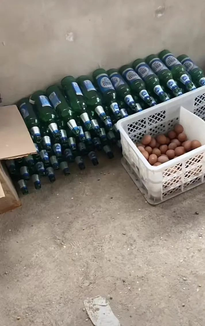 黄中原生前直播房间一角。