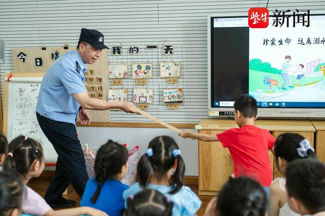 图为民警进学校宣讲安全