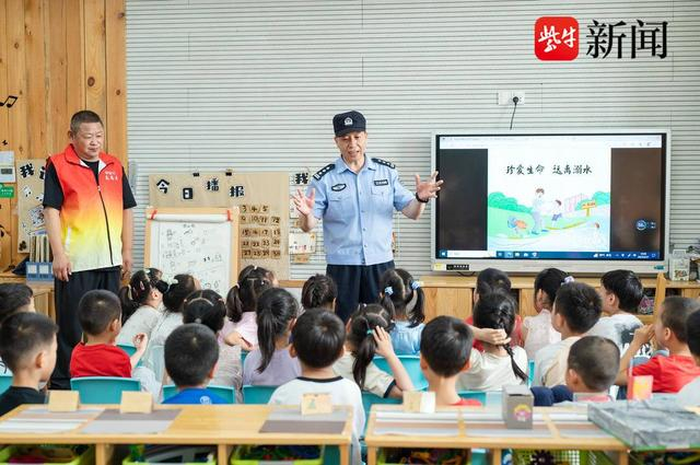 图为民警进学校宣讲安全
