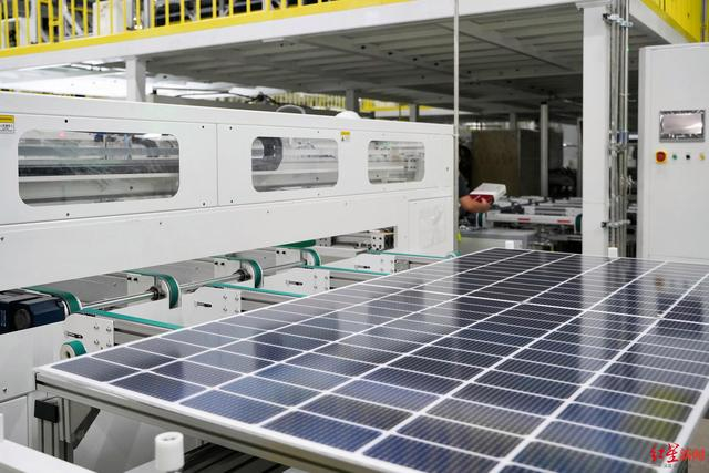 ▲通威太阳能（组件）金堂基地智能制造生产线