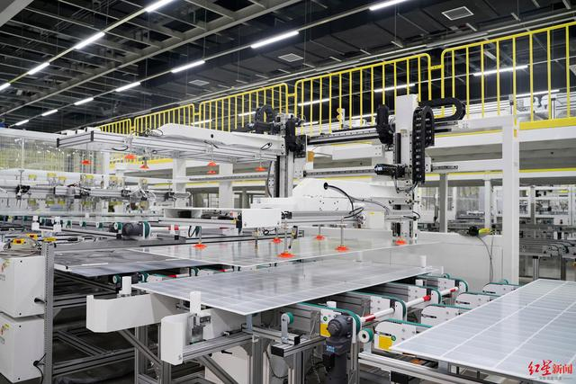 ▲通威太阳能（组件）金堂基地智能制造生产线