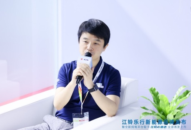 图：江铃乐行新能源首席生态官姚贤涛在回答记者提问