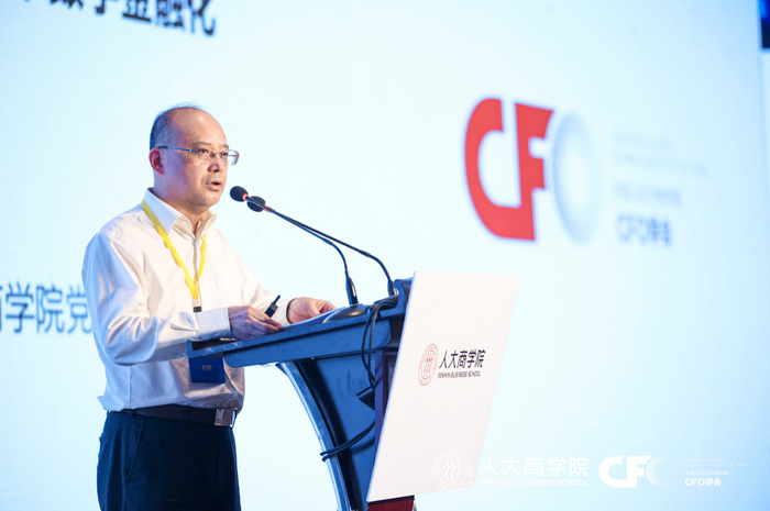图为中国人民大学商学院党委副书记宋华教授为演讲嘉宾做点评
