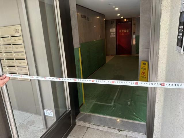 △155号首层疏散门净宽度约1米。