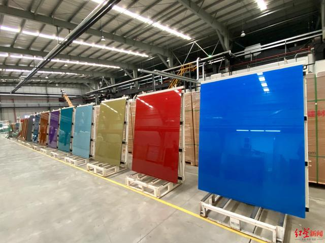 ▲成都中建材研制的碲化镉发电玻璃