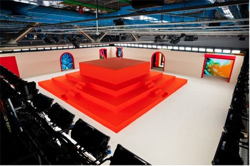 中国李宁2024春夏潮流发布秀场