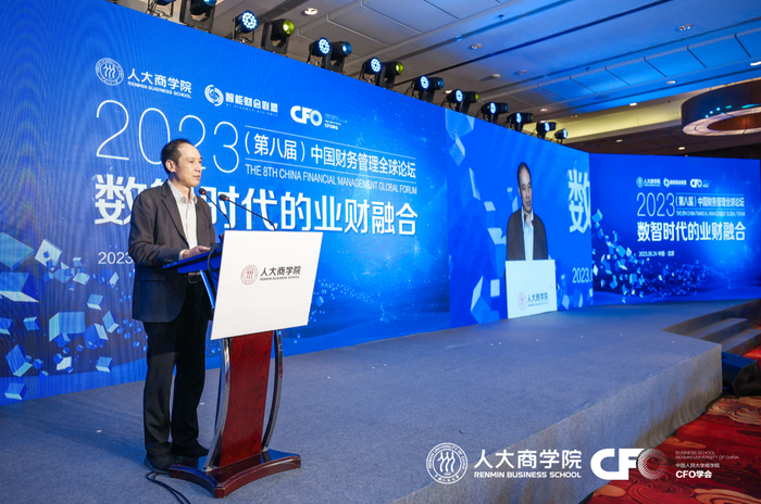 图为中国人民大学副校长兼商学院院长叶康涛致欢迎辞
