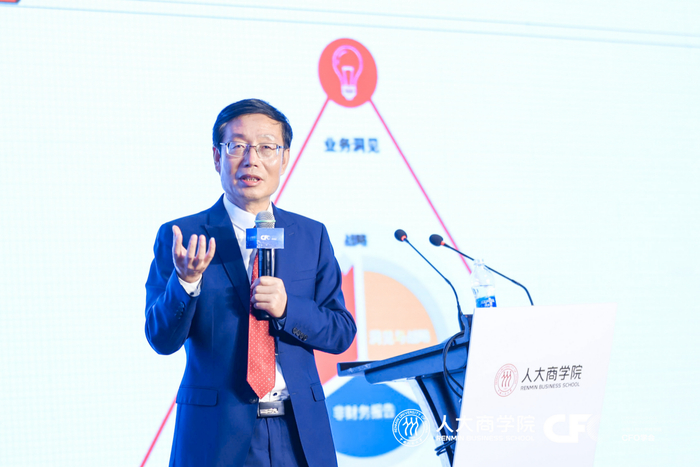图为中国人民大学商学院教授、全国会计专业教育指导委员会副主任兼秘书长王化成在大会现场发言