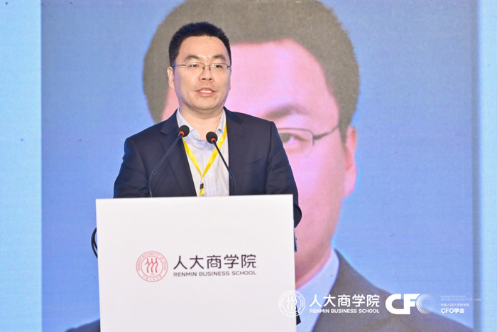图为中国人民大学商学院副院长张瑾给演讲嘉宾做点评