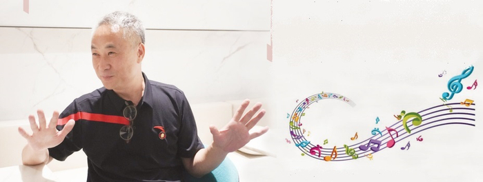 周镇说起当年往事激情四射    本报记者 李宗文 摄