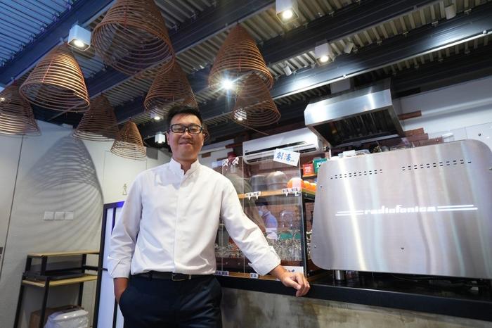 东华三院助理高级公共服务经理梁中杰冀咖啡店以轻松方式传承传统文化给香港年轻一代