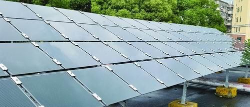 ▲科学家研发出具有完全自主知识产权的“可印刷介观钙钛矿太阳能电池”，已实现示范发电。