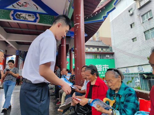 　　图：宣传员为群众讲解金融知识