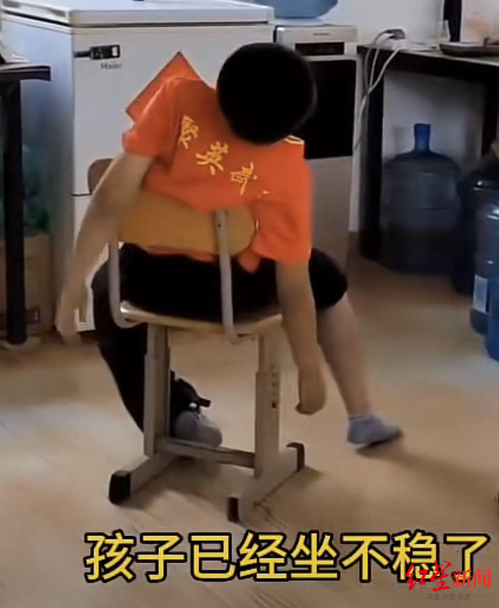 ↑网传视频中，孩子从凳子上跌落。视频截图