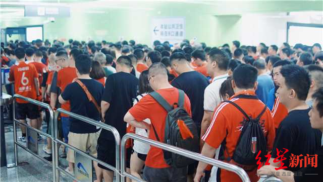 ▲排队进站的球迷