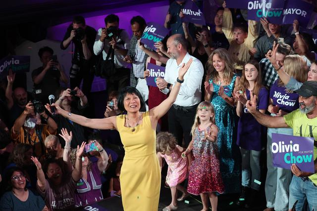 当地时间2023年6月26日，加拿大多伦多大会堂，市长当选人邹至蕙发表胜利演说。图/视觉中国