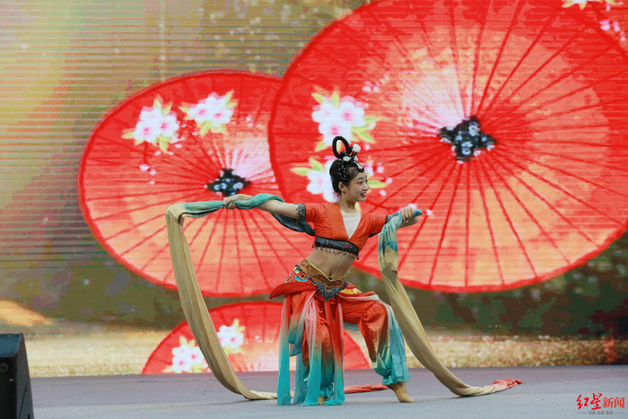 ↑竞演现场，各乡镇准备的文艺表演